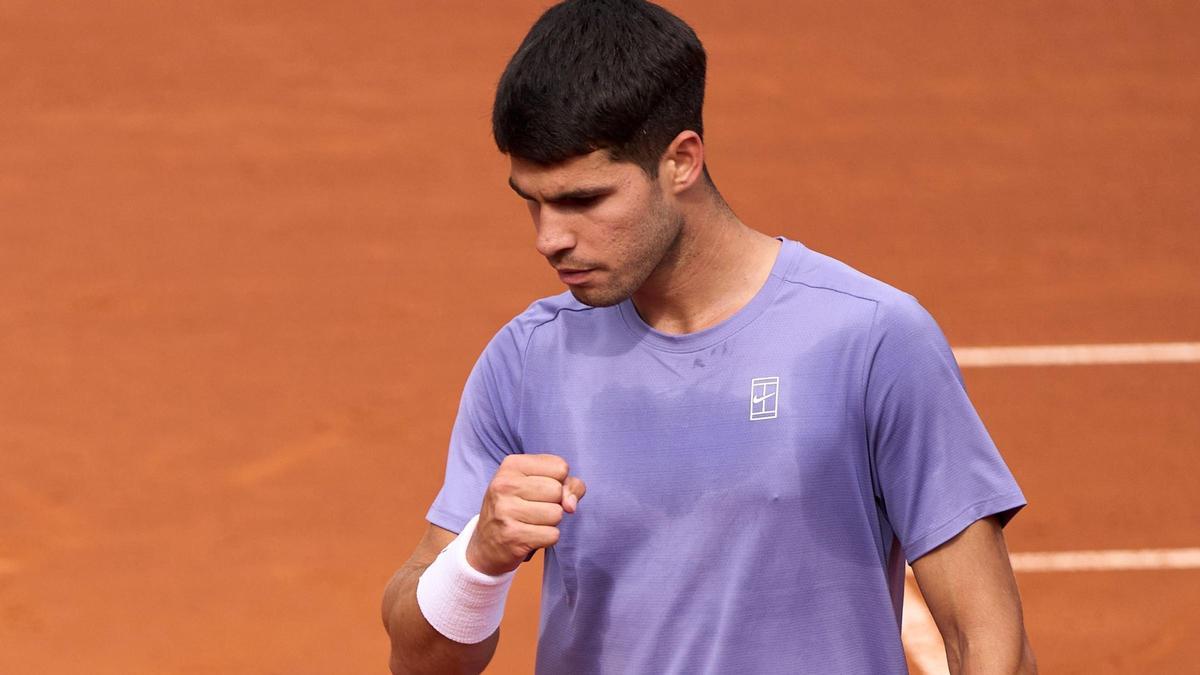 Alcaraz celebra su triunfo en su debut en el Barcelona Open Banc Sabadell.