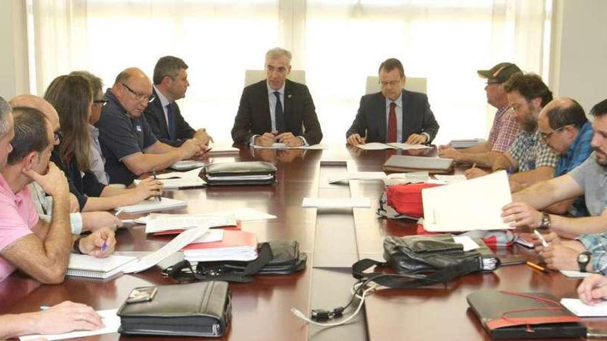 Un momento de la reunión, ayer en la Xunta, entre el conselleiro Conde, Bernardo Tahoces y representantes de la plantilla de Ferroglobe en la Xunta.