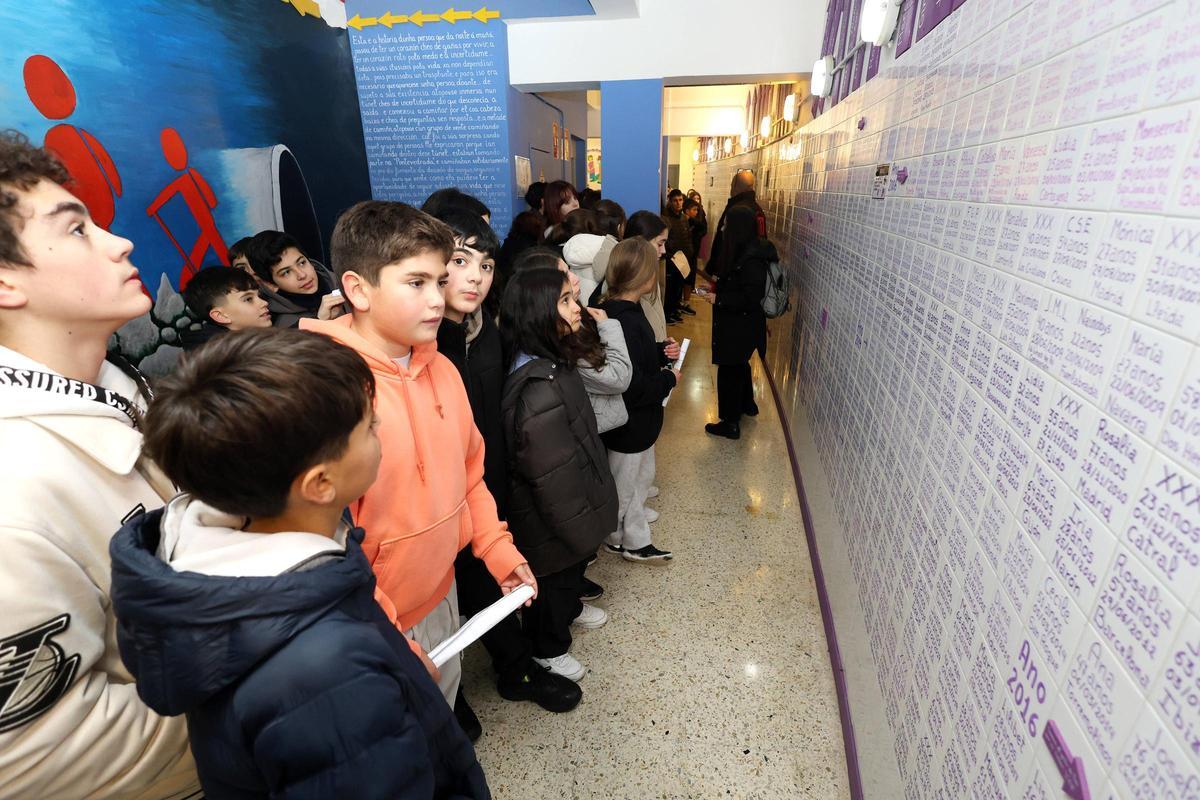 Visita de estudiantes de Pontevedra al Muro Violeta de Asampo en la Casa Azul.