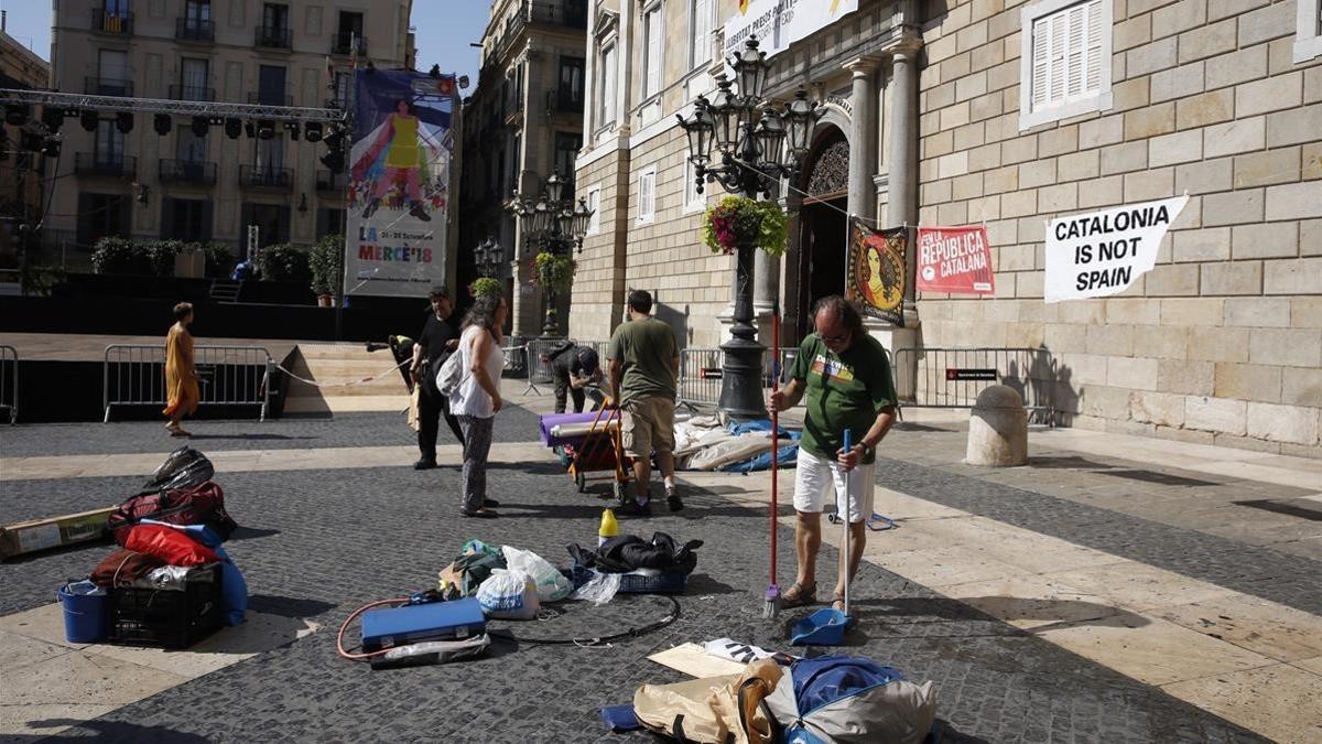 Desalojo de la acampada independentista de la Plaça Sant Jaume.