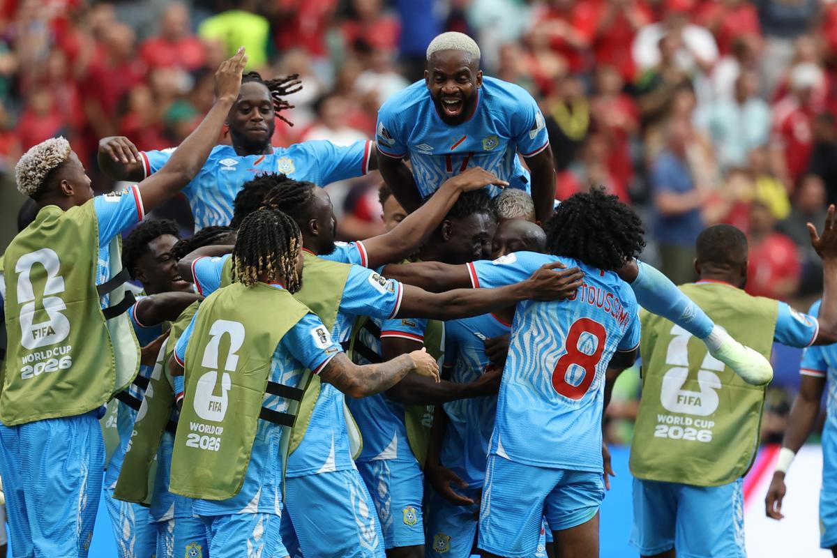 HOUSTON (EEUU), 17/06/2026.- Los jugadores de República Democrática del Congo celebran el gol del empate de Yoane Wissa durante el partido del Grupo K del Mundial 2026 que disputan las selecciones nacionales de Portugal y República Democrática del Congo este miércoles, en el Estadio Houston (Texas). EFE/ Carlos Ramírez