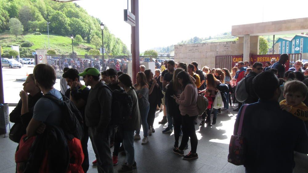 Cientos de turistas, "atrapados" en la estación de autobuses de Cangas de Onís