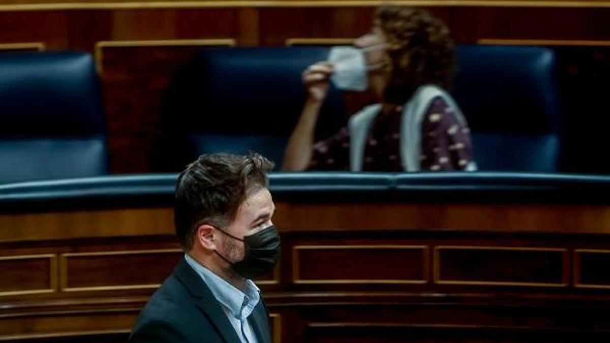 Gabriel Rufián pasa delante de la ministra de Hacienda, María Jesús Montero, en el Congreso.