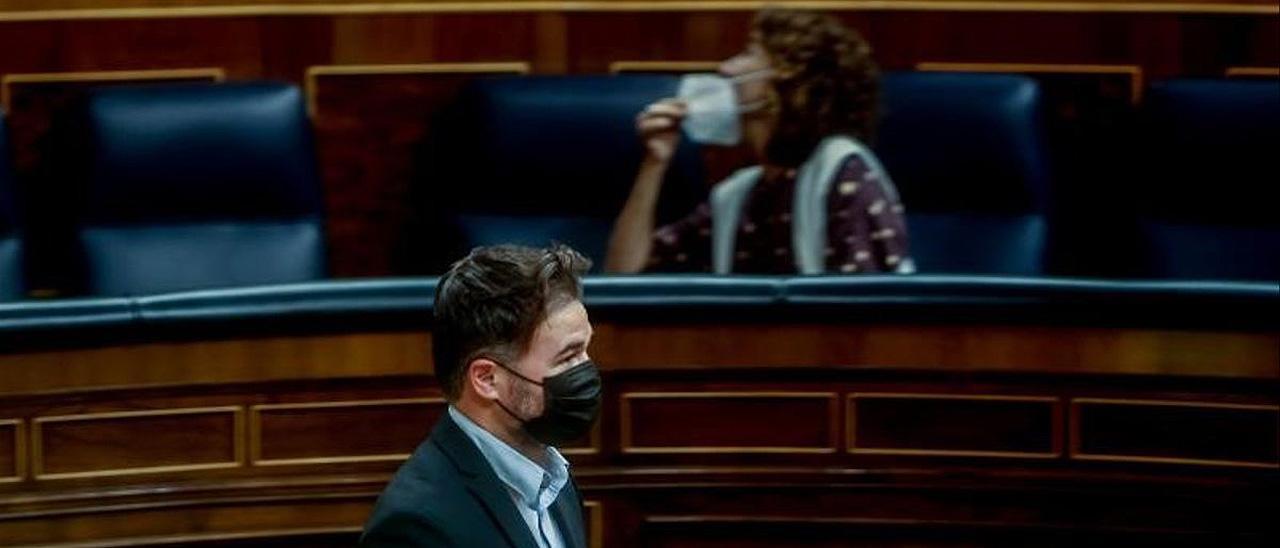 Gabriel Rufián pasa delante de la ministra de Hacienda, María Jesús Montero, en el Congreso.