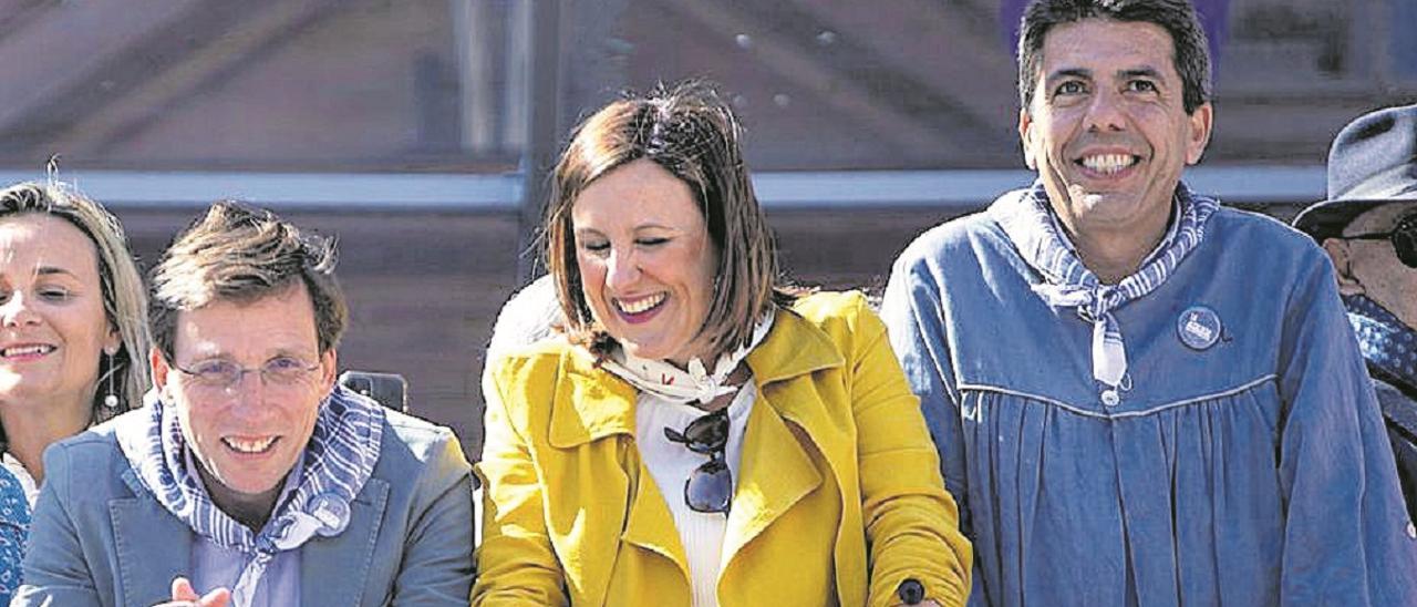 Mazón, junto a Almeida y Catalá, viendo la mascletà