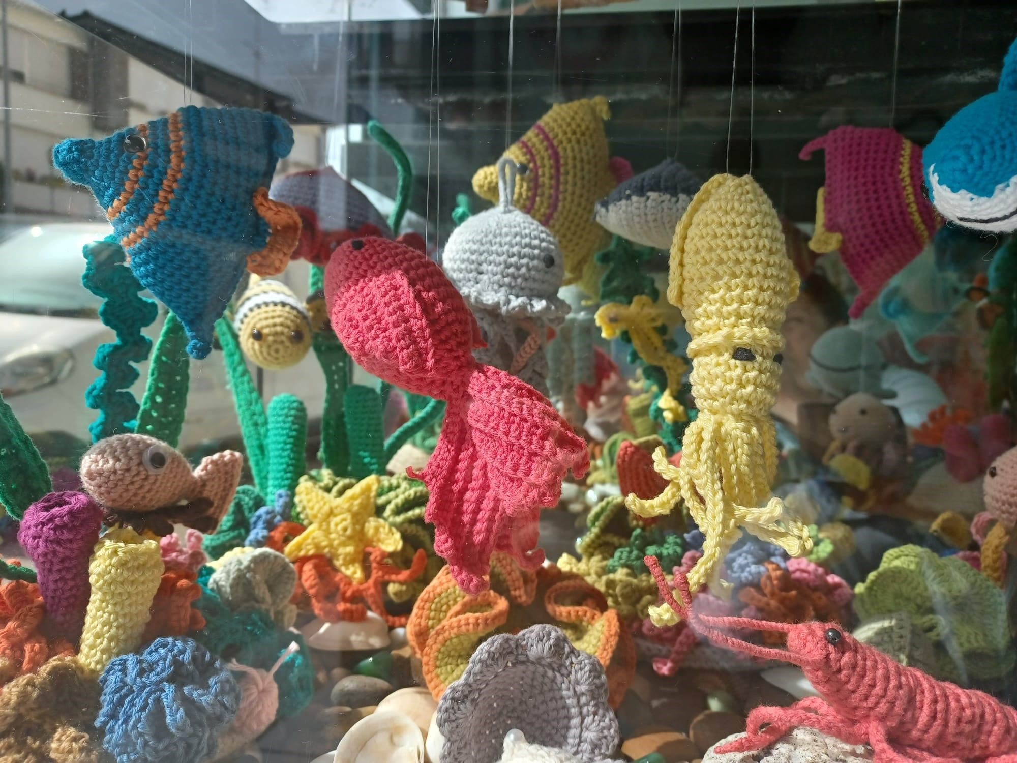 Crochet "subamarino": así es el acuario de ganchillo hechopor artesanas de Pola de Siero