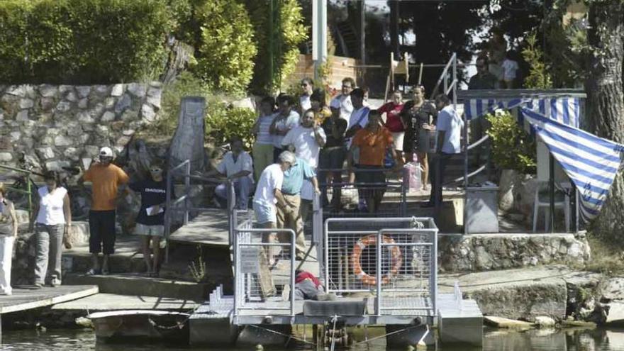 Usuarios del Club Náutico a la entrada de las instalaciones desde el río Duero.