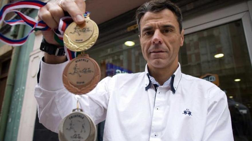 Javier Carnero, mostrando sus medallas.