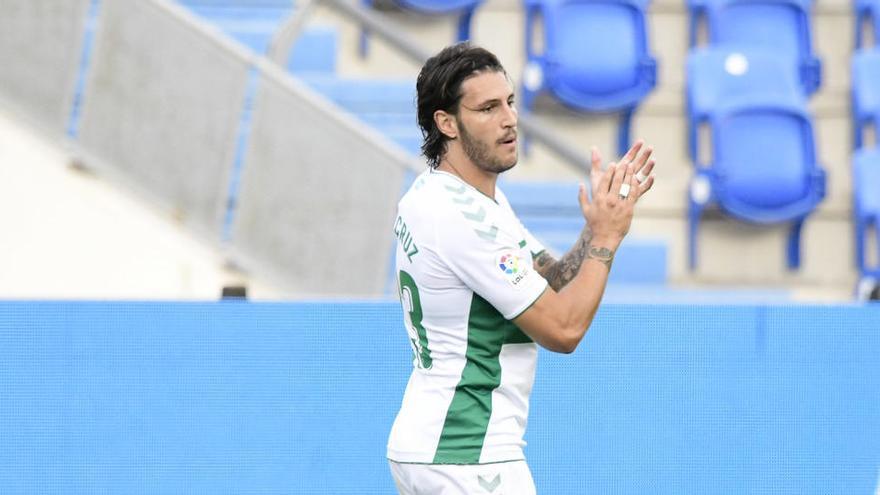 Juan Cruz celebra su primer gol con el Elche