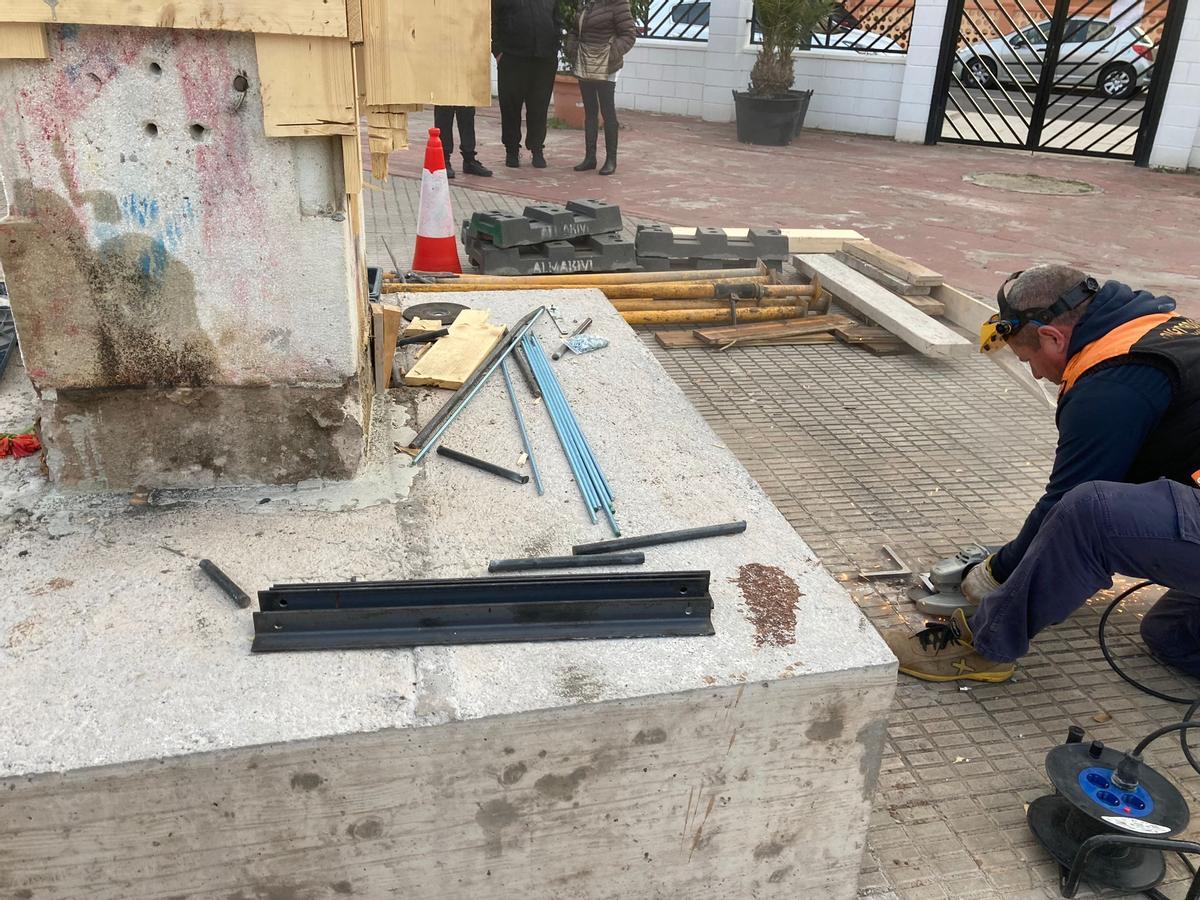 Un momento de los trabajos, en la mañana de este viernes. También se aprecia un detalle de la base de la cruz del Ribalta.