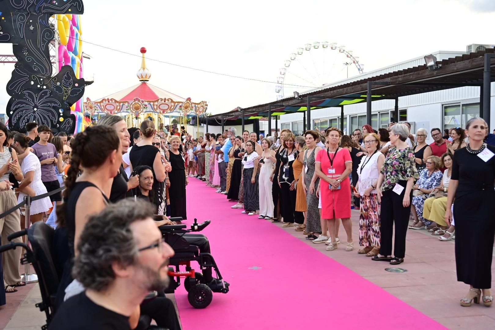 El Moll de Costa se viste de moda con el desfile solidario de Cáritas