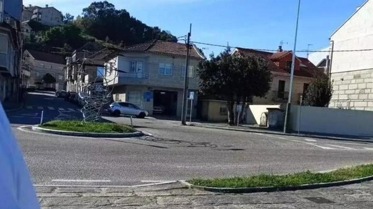 La propietat és a prop de la rotonda d'O Con