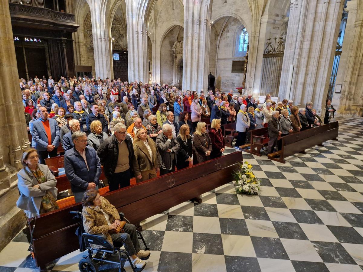 Miembros de colectivos jacobeos de toda España este domingo en las primeras filas de la Catedral.