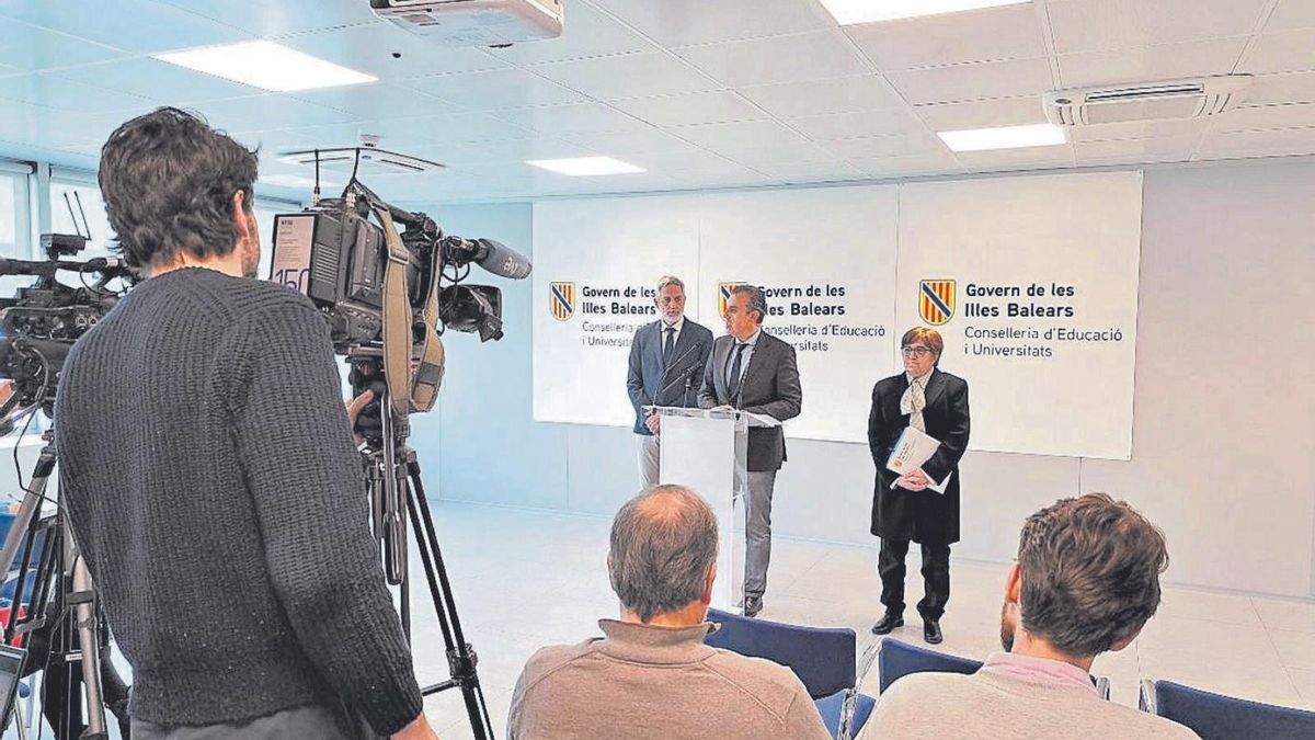 Antoni Vera presenta los datos de escolarización del próximo curso ayer en rueda de prensa. | CAIB
