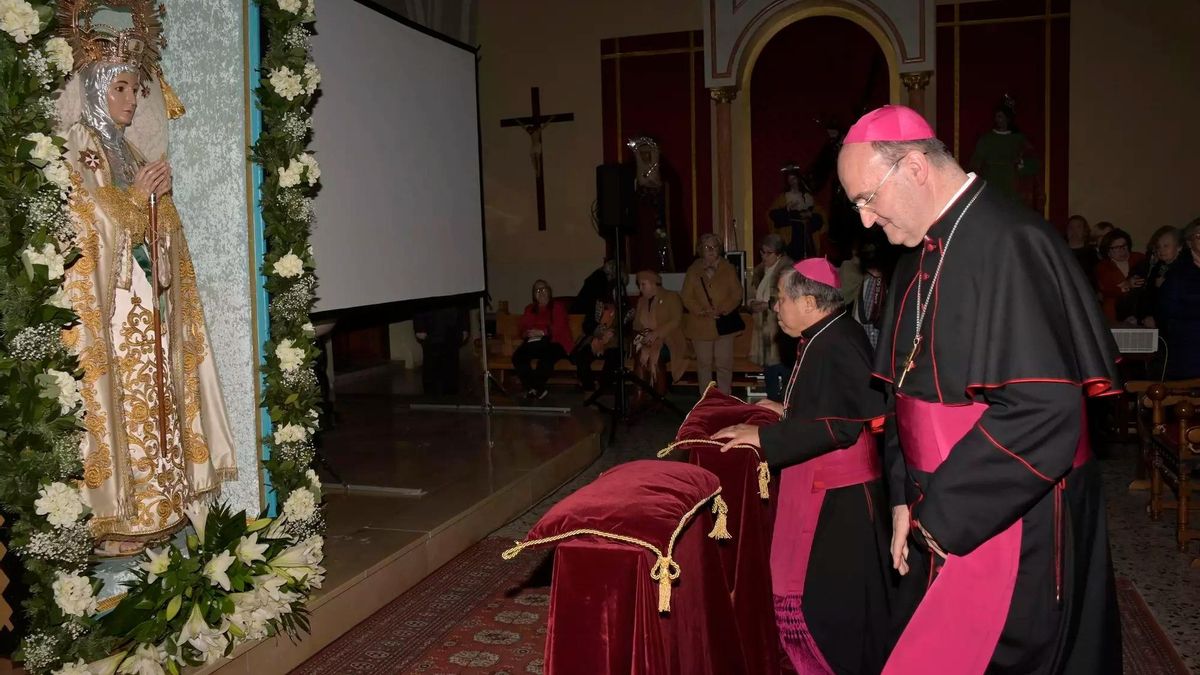El nuncio y el obispo, en la iglesia de San Juan.
