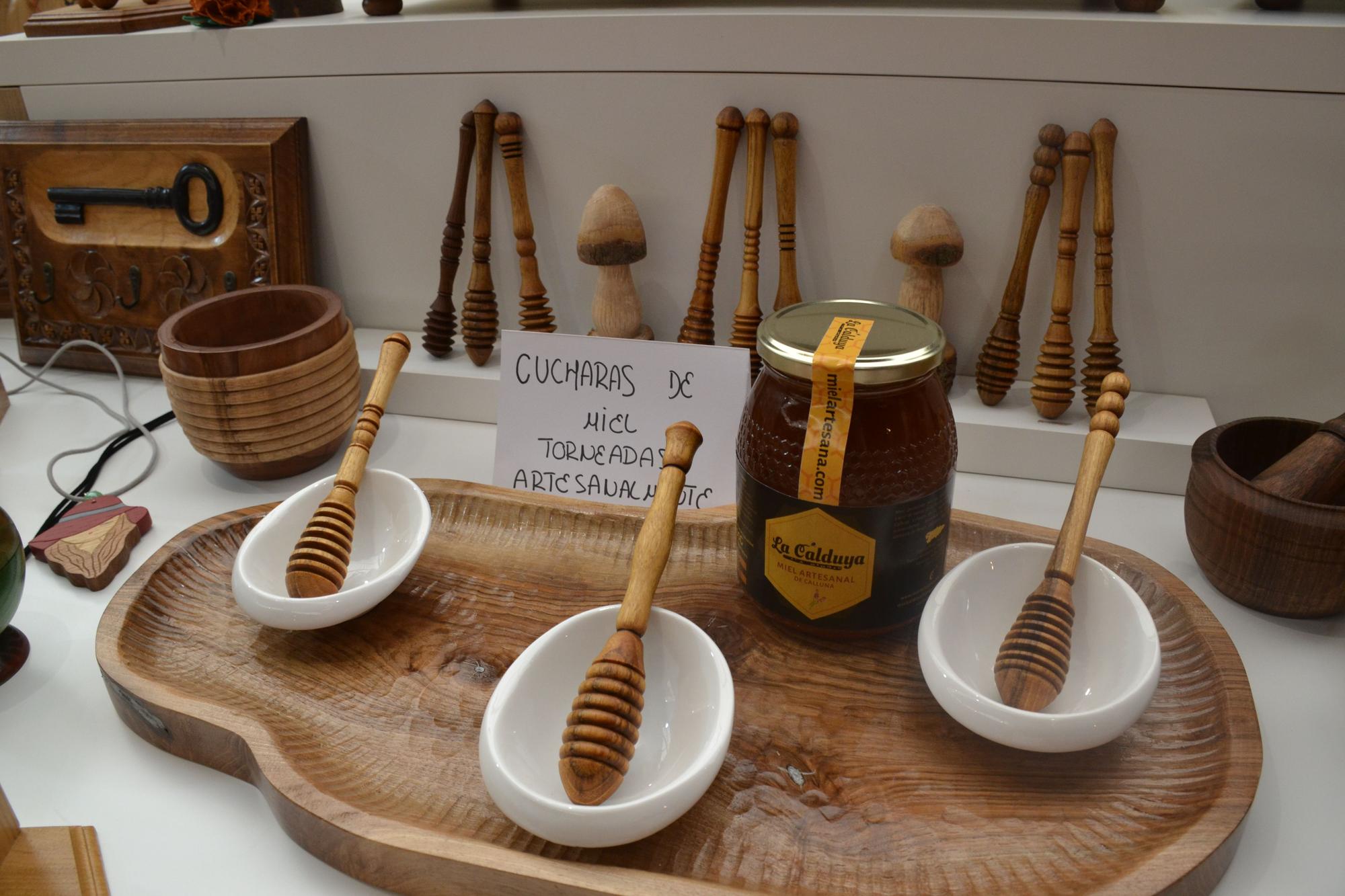 Artesanía en madera con protagonismo de la miel.