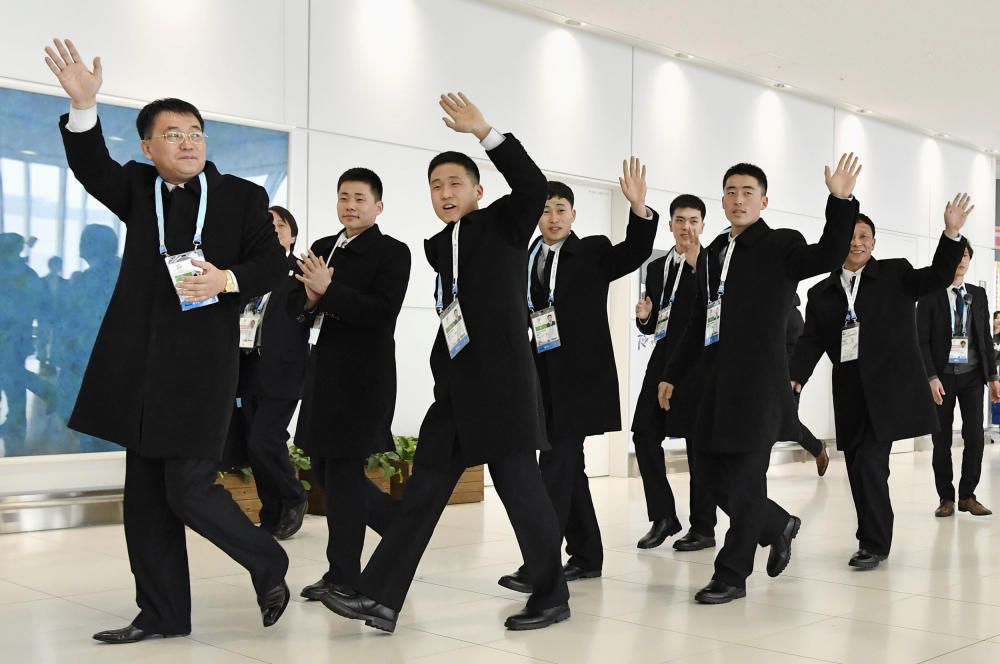 Atletas y oficiales de Corea del Norte llegan al aeropuerto de Chitose, al norte de Japón, para participar en los Juegos de Invierno de Asia.