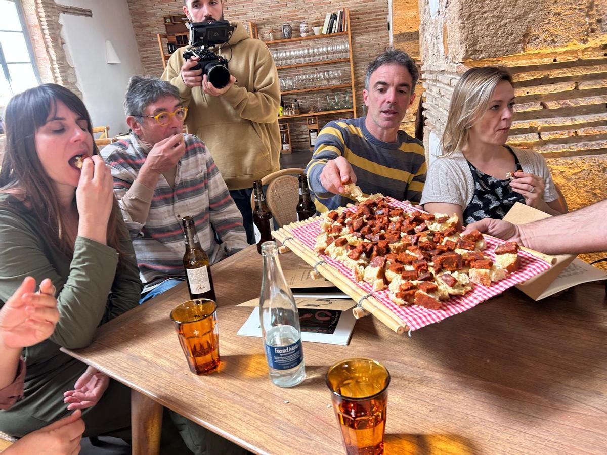 Sabor de la infancia y la primavera: un pellizco de sobrasada de cuatro meses de curación con mona de Pascua