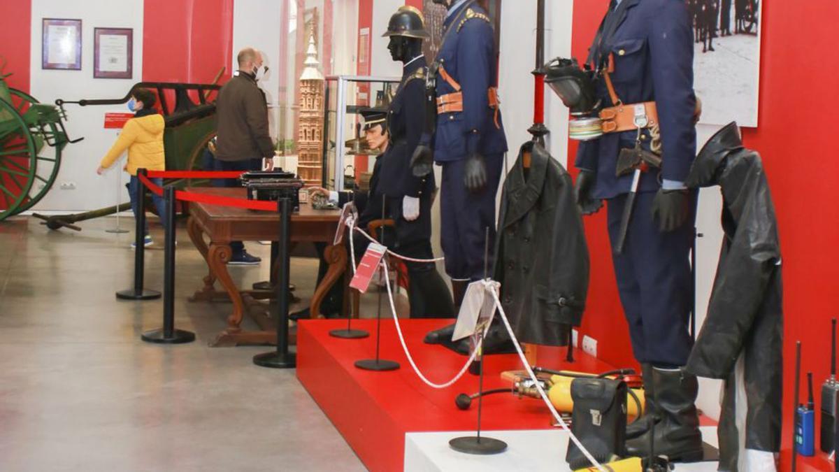 En la exposición hay una muestra de trajes históricos de los bomberos.  |              JOSÉ MIGUEL CALVO