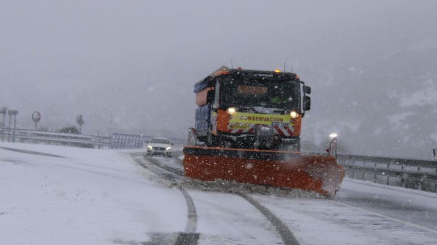 La nieve complica el tránsito por la Alta Sanabria