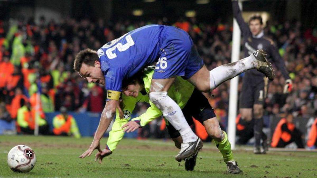Terry atropella a Messi en Stamford Bridge
