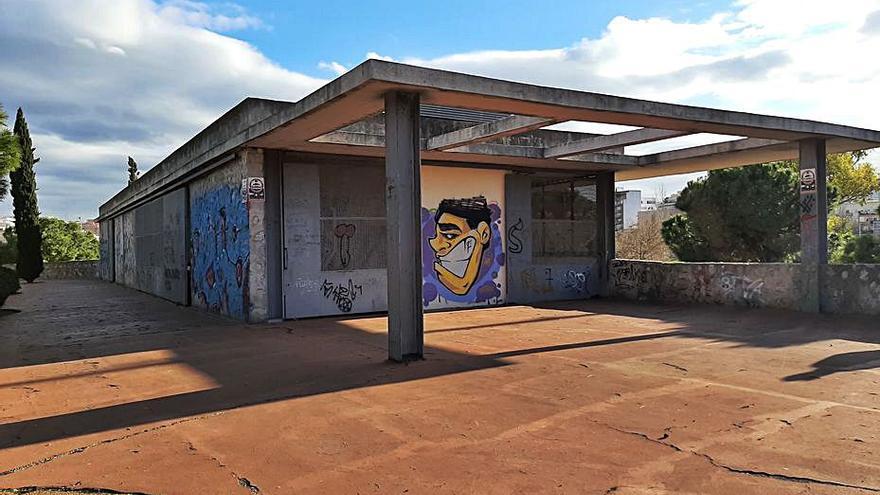 Terraza con pérgola del edificio que debía ser restaurante. | B.RAMON