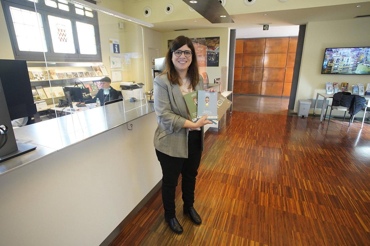 Gemma Geis amb les imatges dels tres itineraris.