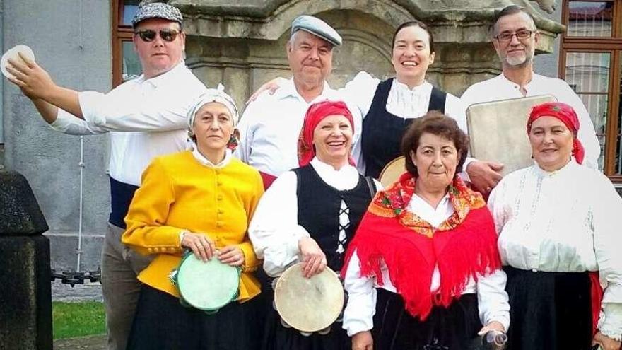 Miembros de la asociación Minas da Brea durante su participación en las fiestas de Mnichovo Hradiste.