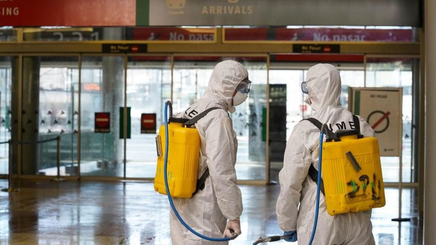 Efectivos de la UME desinfectan la estación María Zambrano de la capital.