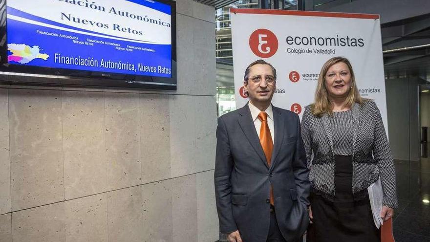 La consejera Pilar del Olmo, junto a Juan Carlos de Margarida, decano del Colegio de Economistas de Valladolid.