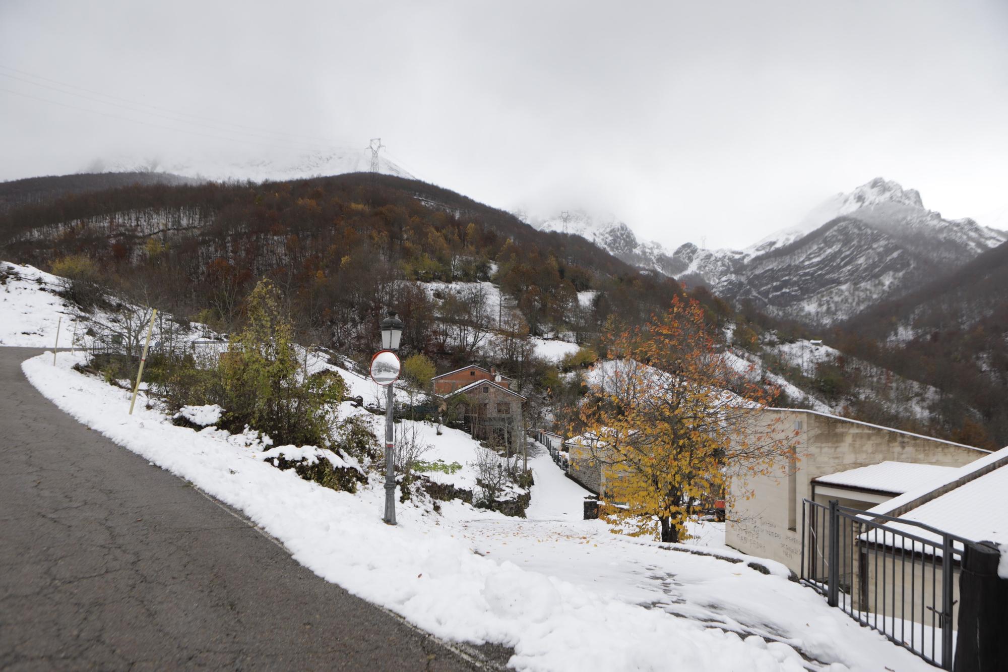 Temporal en Asturias: Así luce el pueblo de Tarna bajo un gran manto blanco