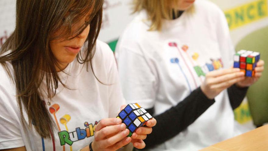 La ONCE presenta el primer cubo de Rubik para ciegos - La Provincia