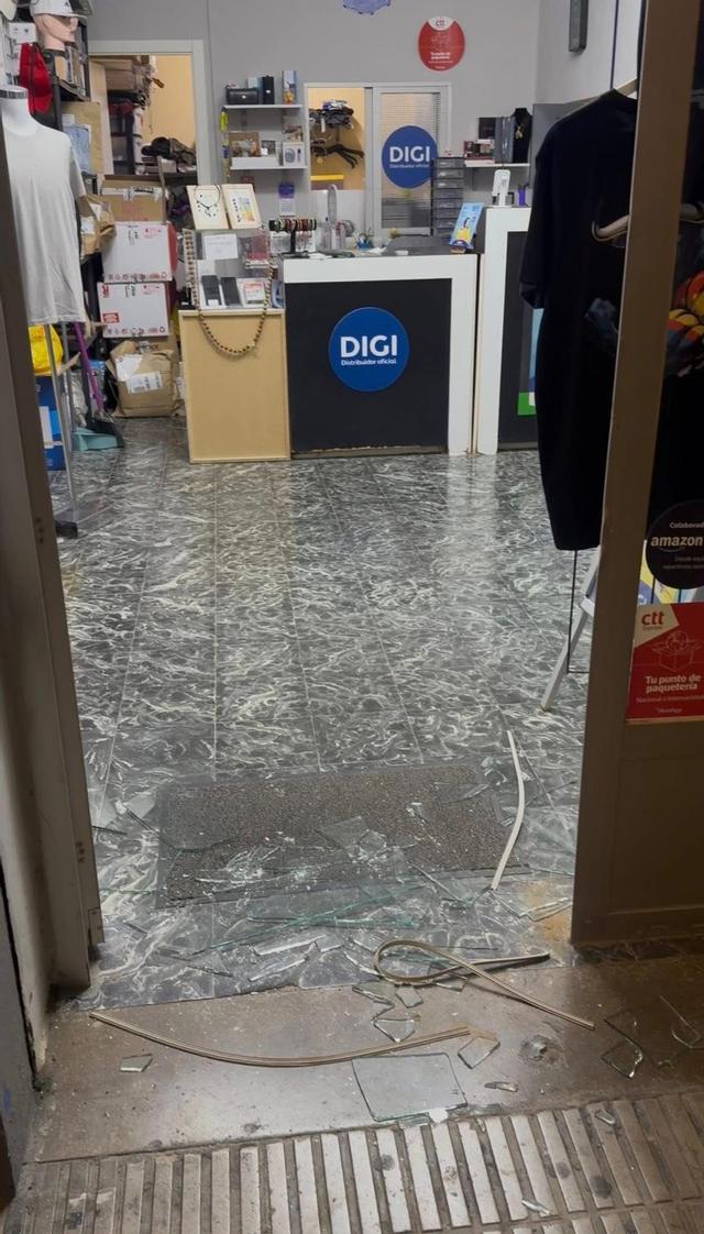 Aspecto de la tienda de telefonía tras la irrupción de los ladrones.