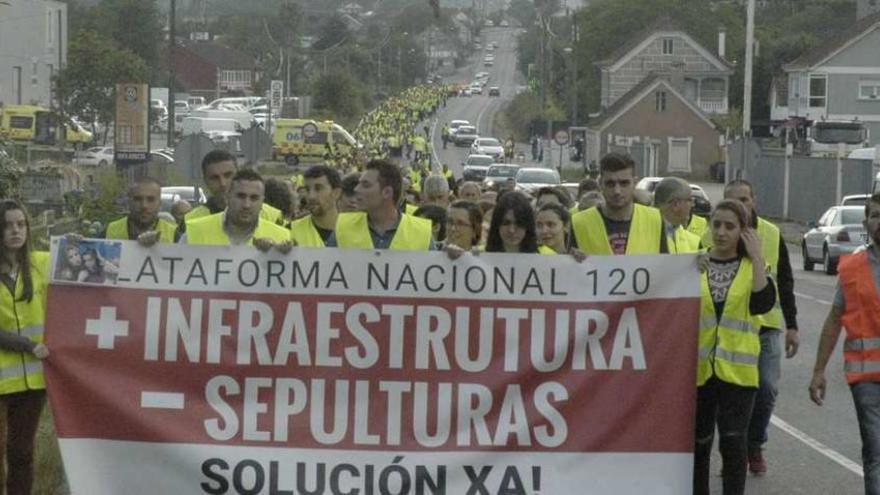 Un momento de la movilización en la tarde de ayer en Ponteareas. // D.P.