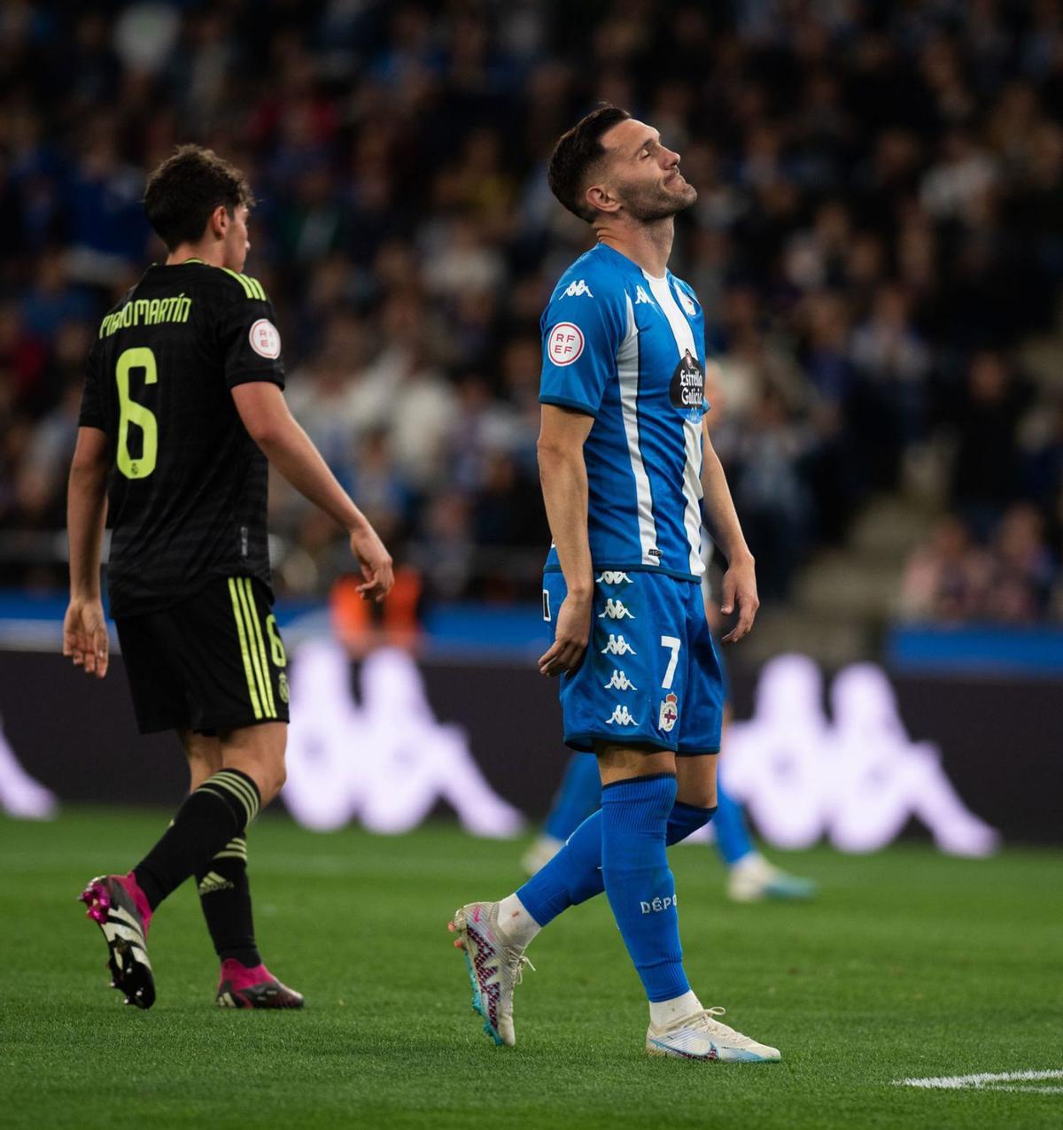Lucas se lamenta durante el partido contra el Castilla en Riazor. |  // CASTELEIRO / ROLLER AGENCIA