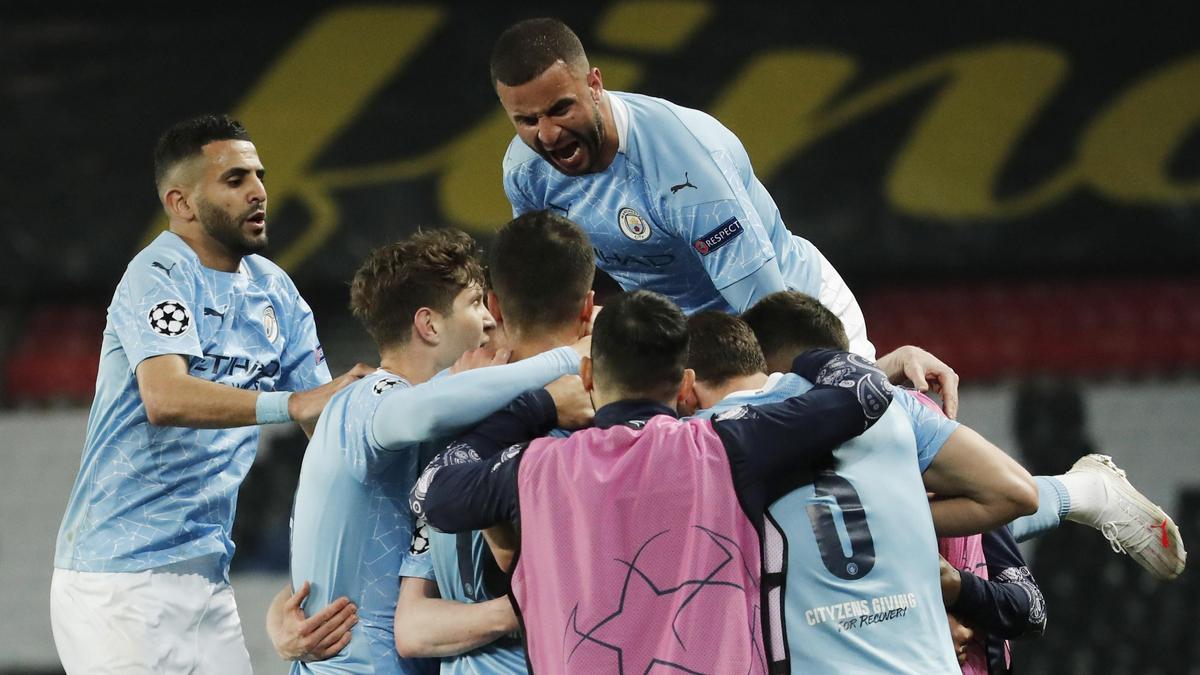 Los jugadores del Manchester City celebran el gol de Mahrez.