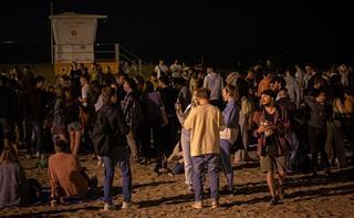 Los vecinos de la Barceloneta piden la dimisión de Colau por permitir "la anarquía en playas y calles"