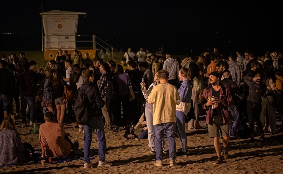 Ambiente de celebración en la playa de la Barceloneta, la madrugada del domingo.