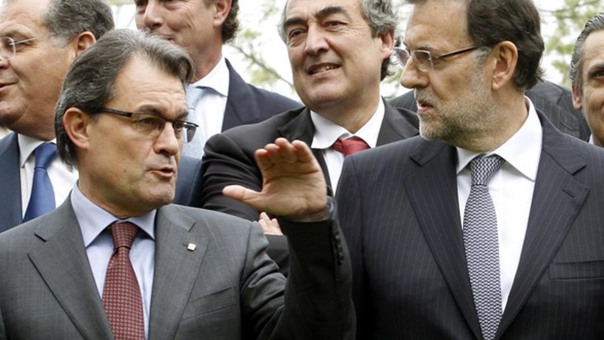 Mas y Rajoy (en primer término) charlan durante la sesión de fotos con motivo de la inauguración del Salón del Automóvil de Barcelona, este viernes.
