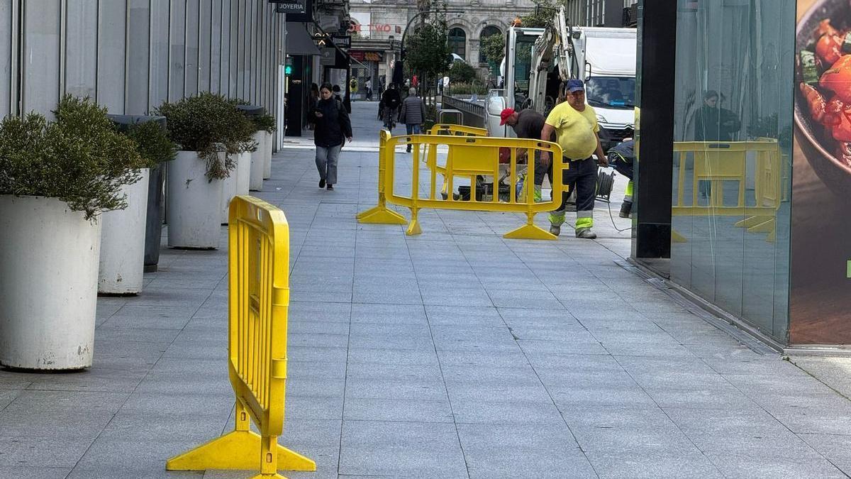 Últimos retoques y puesta a punto de las baldosas dañadas de la plaza de Lugo