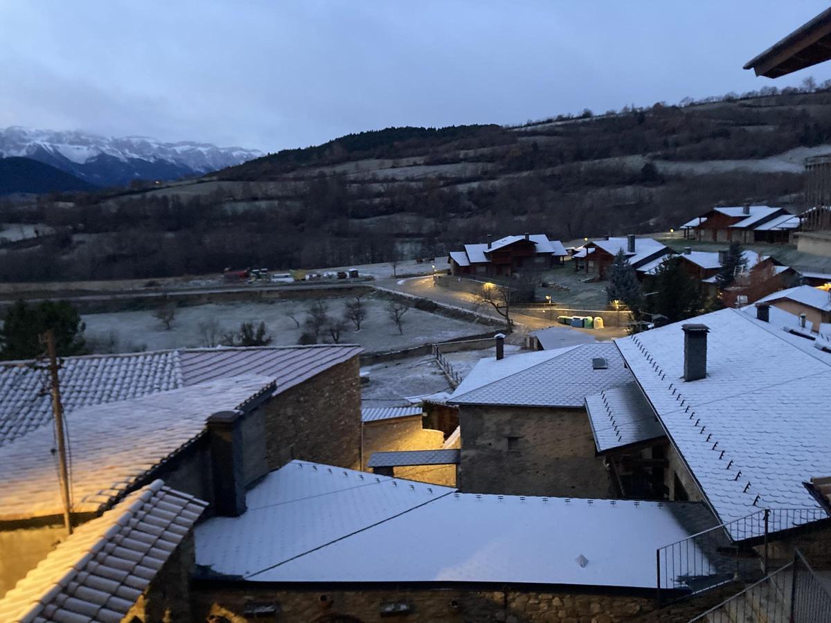 El Cadí nevat a primera hora d'aquest divendres amb les teulades blanques a Prullans