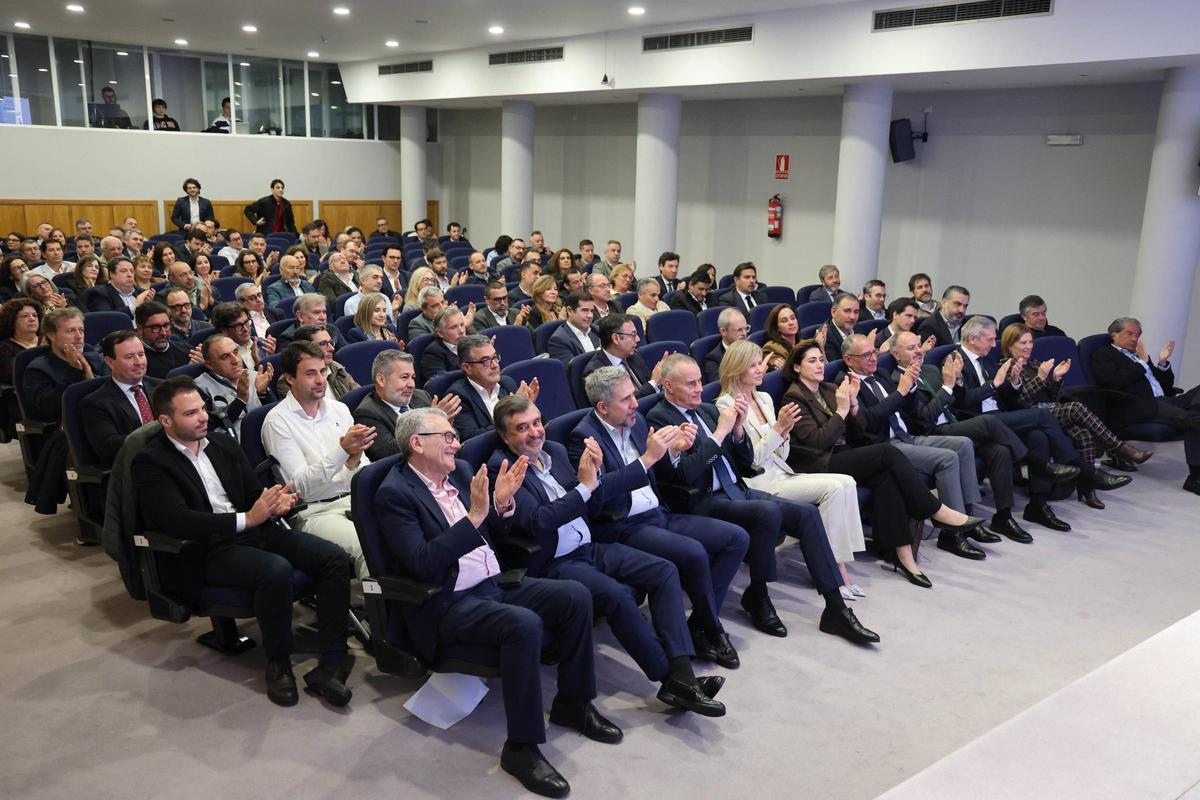 En primera fila: Javier Touza,  Ramón Castiñeira, Pedro Costa, Jorge Cebreiros, María Borrás, María Luisa Martínez, Juan Carlos Da Silva, David Regades, Kepa Badiola, Elena Espinosa y Eloy García.