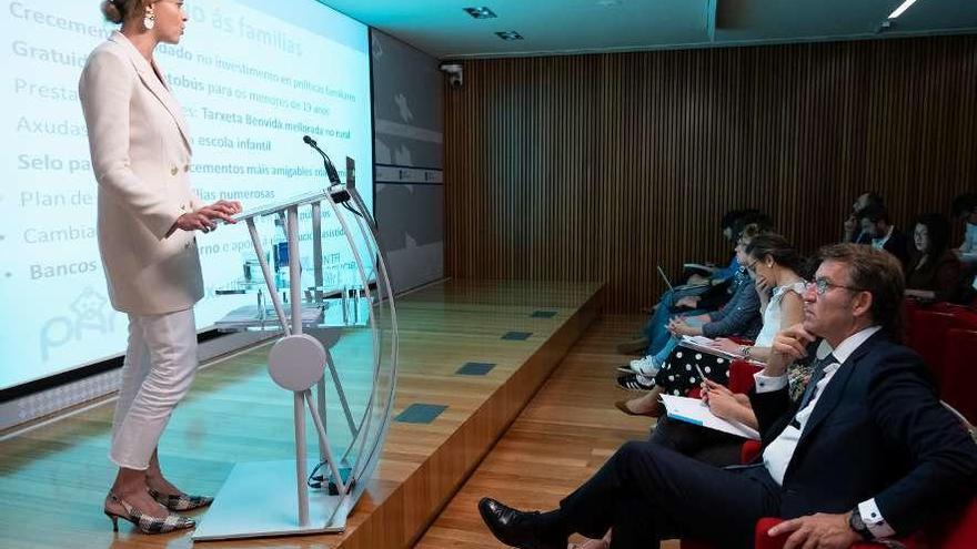 Fabiola García y Feijóo, ayer, durante la presentación de la futura ley. // Xoán Álvarez