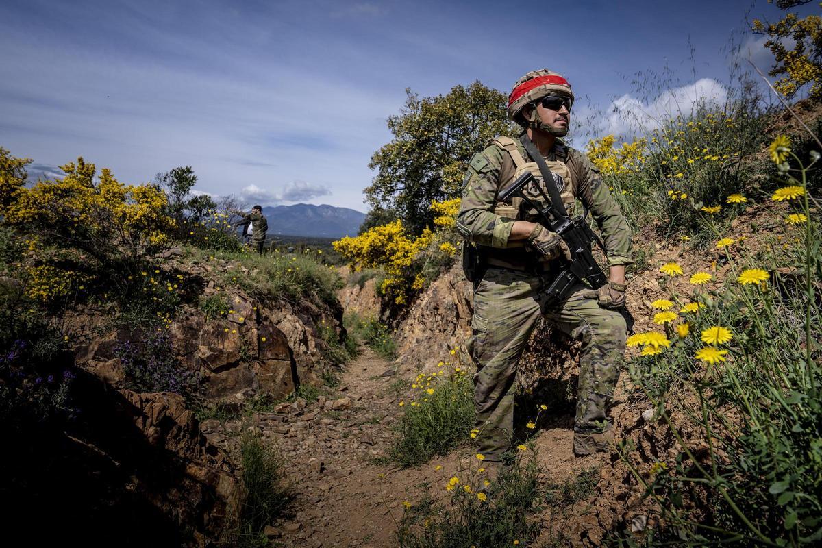 Un soldado español, con cinta roja en el casco, en posición de defensa durante el ejercicio.