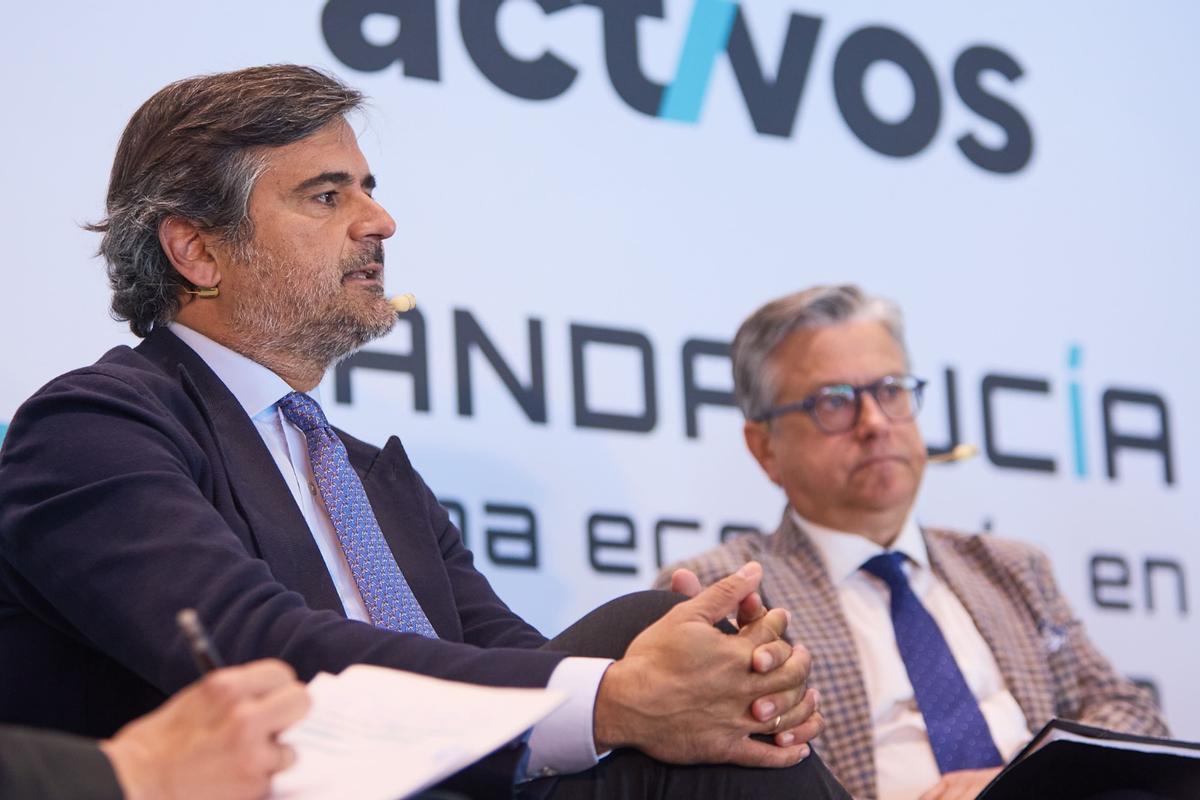 De izquierda a derecha: Francisco Arroyo, socio en RSM Andalucía, y Santiago Alfonso, vicepresidente de Comunicación y Reputación Corporativa de Cosentino