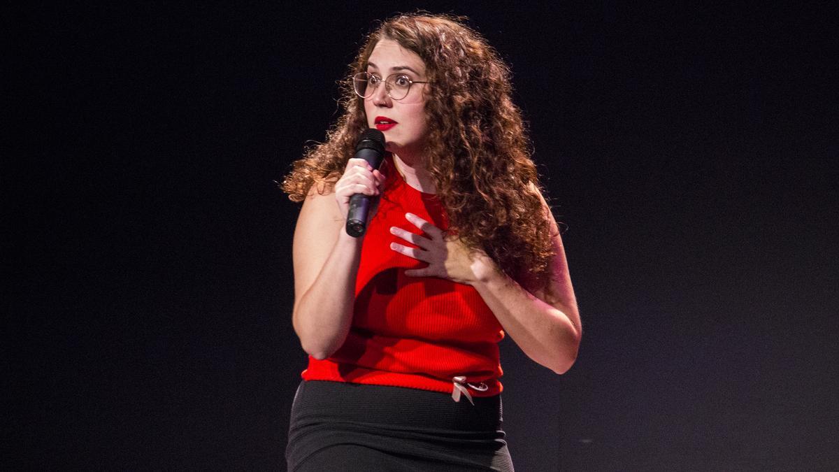 La cómica Irene Francolí (Eivissa, 1993), en una gala contra el cáncer celebrada en el Teatro Maravillas, en Madrid.