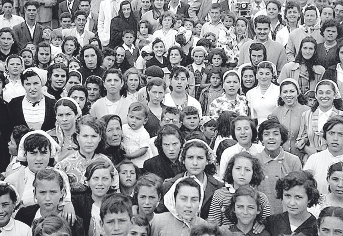 Medio centenar de vecinos de Lanzarote miran a la cámara del fotógrafo Javier Reyes (1955)