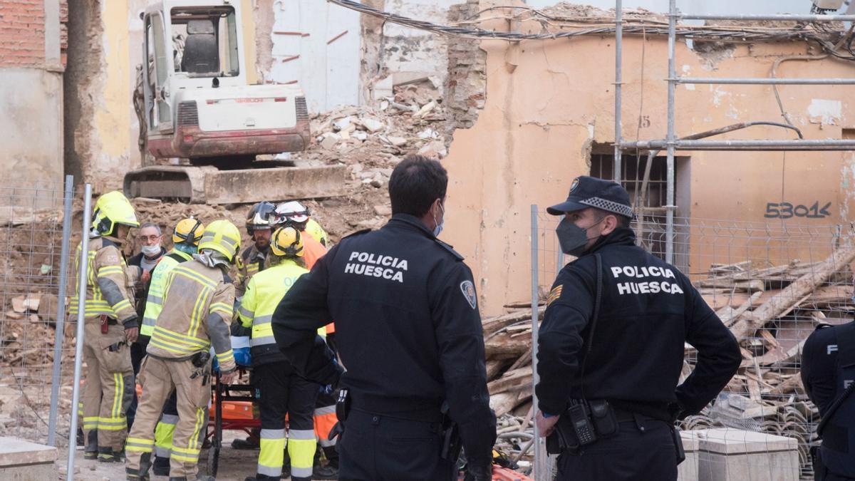 Varios sanitarios trabajan en el lugar de un accidente laboral en Huesca