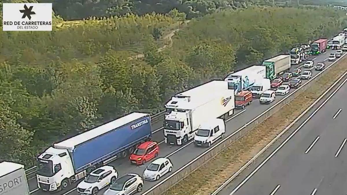 Más de 14 kilómetros de cola en la AP-7 entre Sant Celoni y Fogars de la Selva por un camión volcado
