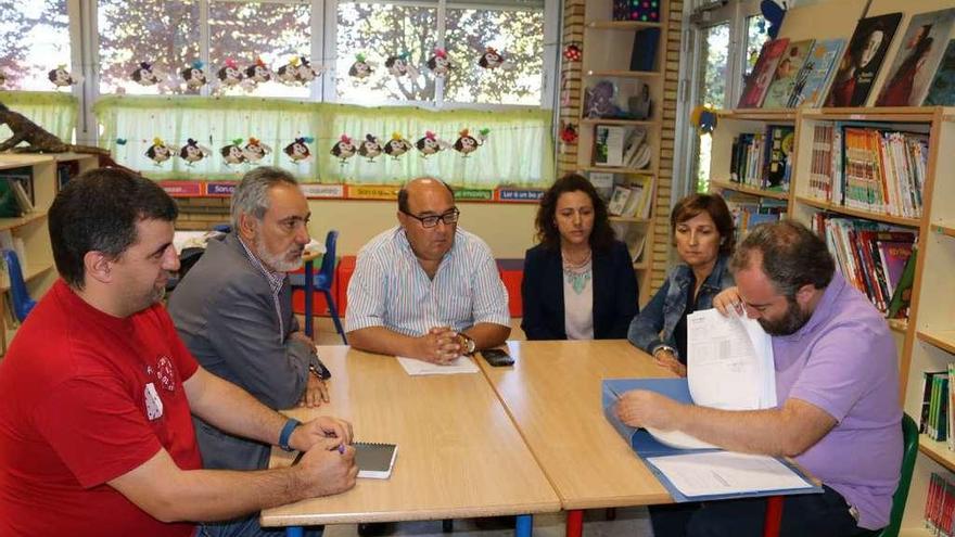 Reunión de ayer de los responsables de la Xunta con la comunidad educativa. // Faro